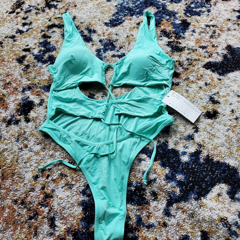 Swimsuit‎ - Picture 2 of 5